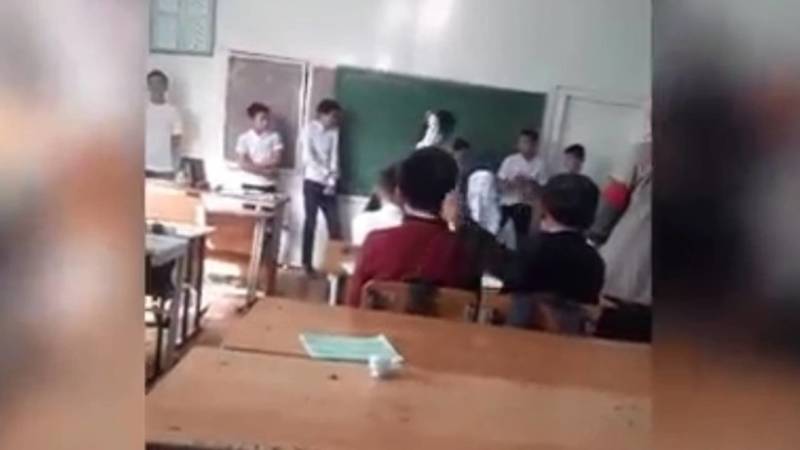 «Надоели». В Араване учитель выстроила учеников и бьет их. Видео