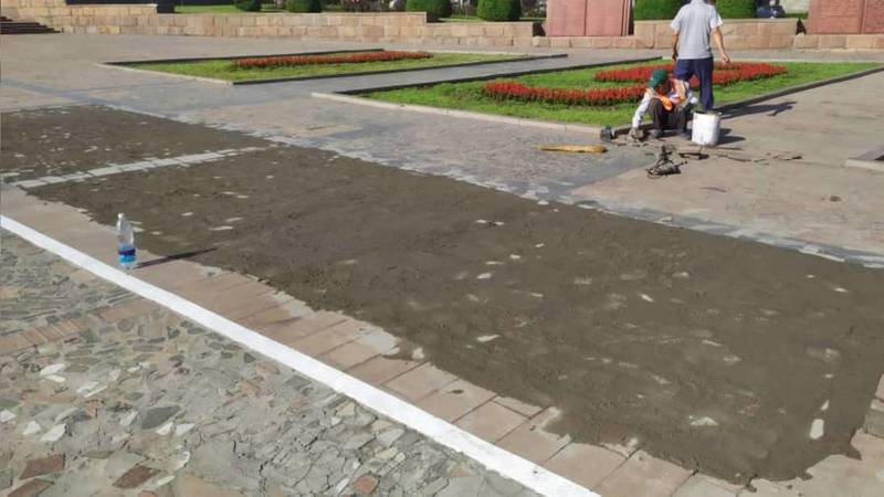 «Тазалык» исправил разрушенную плитку на Площади Победы. Фото