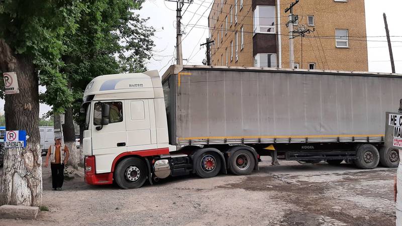 На Московской-Кулиева фура полностью закрыла тротуар