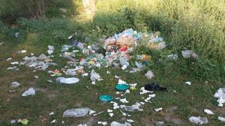 Фото — Территория вдоль реки недалеко от парка Ала-Арча утопает в мусоре
