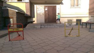 Законно ли установили металлические и бетонные парковочные ограждения по улице Салиевой?