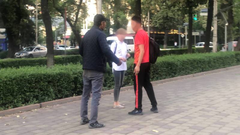 В центре Бишкека мужчина в нетрезвом состоянии приставал к прохожим