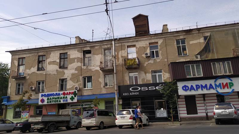 Когда власти города обратят внимание на обшарпанное здание напротив «Бишкек парка»? - бишкекчанин