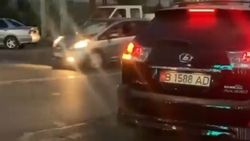 Lexus RX 350 возле ЦУМа развернулся через двойную сплошную. Видео