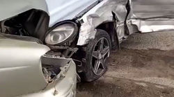 В Жалал-Абаде столкнулись 3 машины, одна из них снесла тандырную. Видео