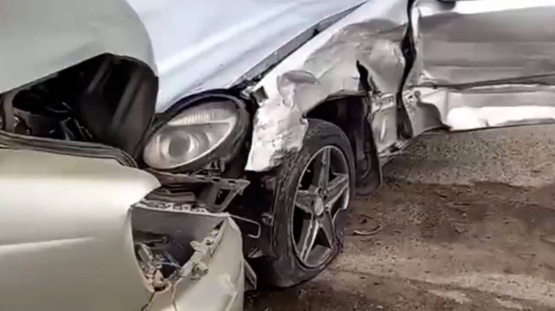 В Жалал-Абаде столкнулись 3 машины, одна из них снесла тандырную. Видео