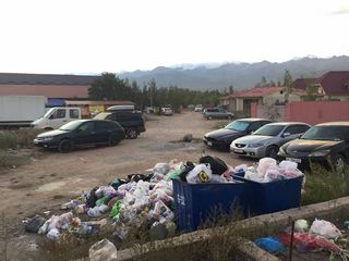 В селе Бостери рядом с пансионатом «Кыргызское взморье» складируют мусор