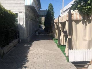 Законно ли установлены шатры ресторана на улице Орозбекова? (фото)