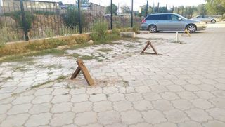 Законно ли установили ограждения на территории парковки на ул.Салиевой? (фото)