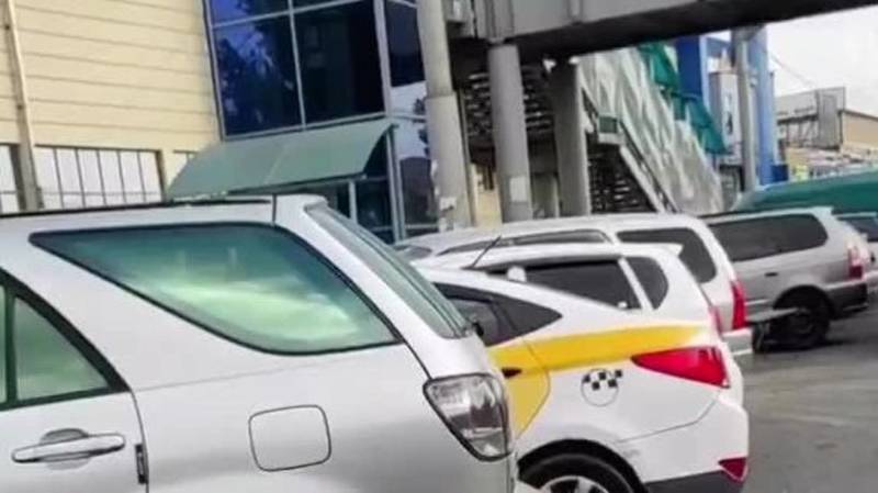 Машины, припаркованные возле Аламединского рынка, мешают движению. Видео
