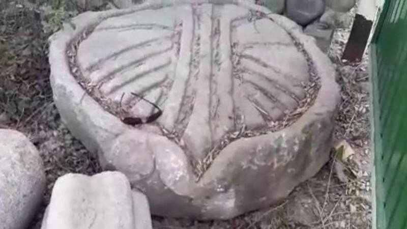 В Караколе нашли необычный камень. Видео