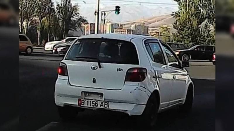 На магистрали-Жукеева-Пудовкина Toyota повернула со второй полосы. Видео
