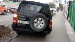 «Паджеро» объехал пробку на Ахунбаева по тротуару. Фото