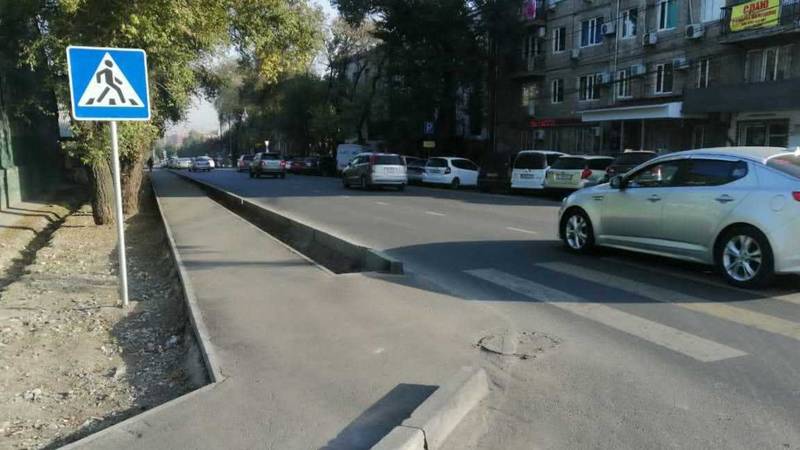 На Жукеева-Пудовкина знак «Пешеходного перехода» стоит за зеброй. Фото горожанина