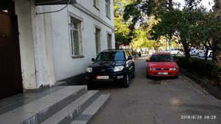 На ул.Московской машины заблокировали путь пешеходам (фото)
