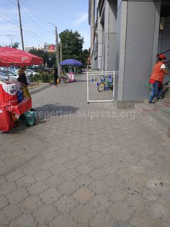 Аттракцион на тротуаре возле ТЦ «Детский мир» до сих пор работает