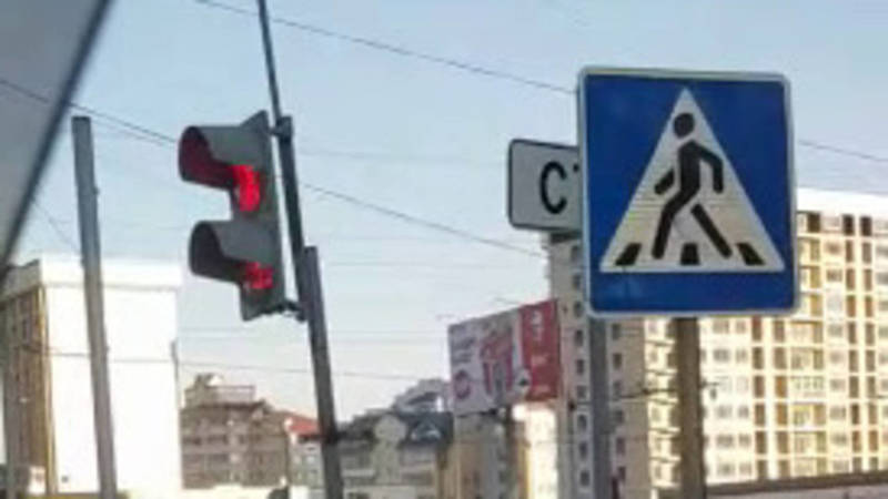 На Южной магистрали знак «зебры» закрывает знак «Стоп». Видео