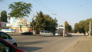 Бишкекчанин: На Толстого-Бакаева светофоры установлены некорректно и нет дорожной разметки (фото)
