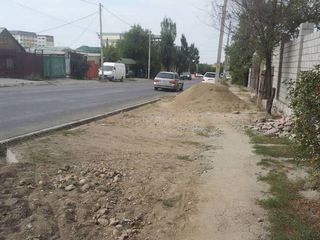 Тротуар на ул.Садырбаева не восстановили. Люди ходят по проезжей части, - горожанин