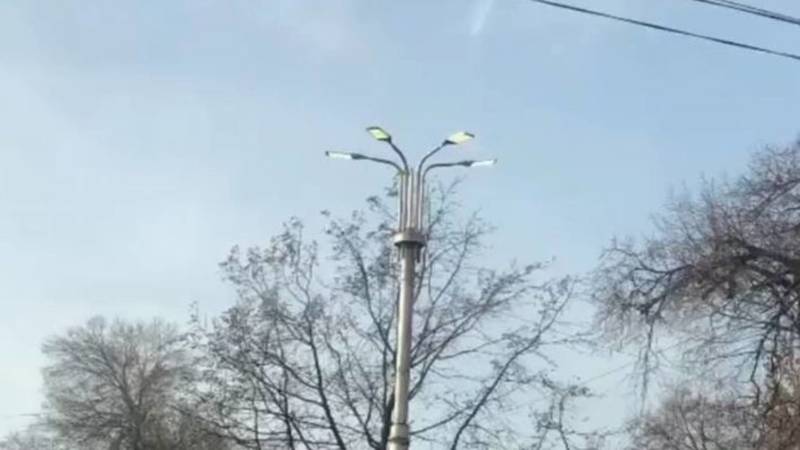 На улицах Бишкека днем горят фонари