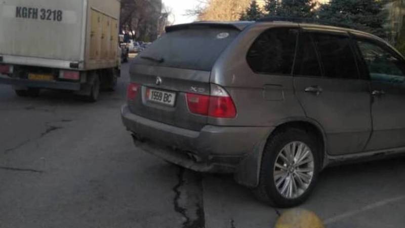 В Бишкеке замечен BMW X5, у которого 50 тыс. сомов штрафов