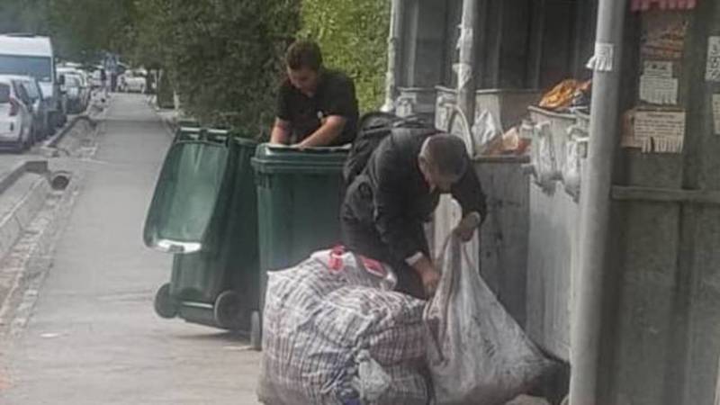 Сотрудники отеля Novotel выбрасывают свой мусор в общегородские контейнеры. Видео горожанина