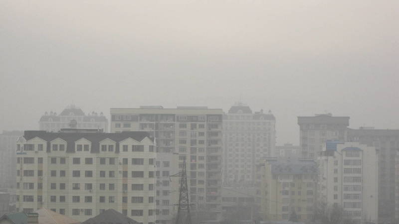 Бишкекчанин Максат жалуется на загрязнение воздуха в верхней части столицы. Фото