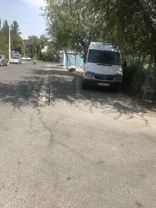 Парковка на тротуаре улицы Суеркулова