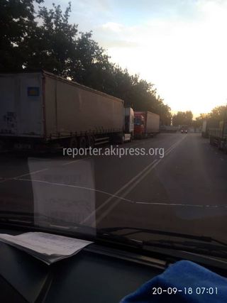 Проезжая часть ул.Мурманской превратилась в стоянку грузовиков (фото)