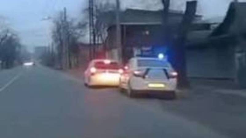 Водителя, который проехал на красный на глазах у патрульных, оштрафовали на 3000 сомов