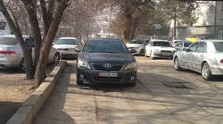 «Тойота» с подложными номерами припаркована на тротуаре возле ГУВД Чуй. Фото