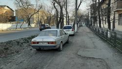 «Фит» и два «Мерседеса» заехали на тротуар Льва Толстого. Фото