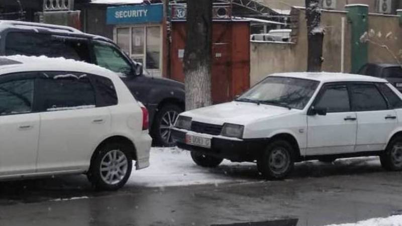 Возле Свердловского акимиата водители паркуются на тротуаре. Фото горожанина