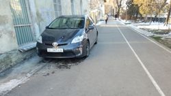 На тротуаре по Айтматова устроили стихийную парковку. Фото