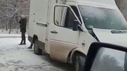 В Новопокровке столкнулись легковушка и бус. Видео с места аварии