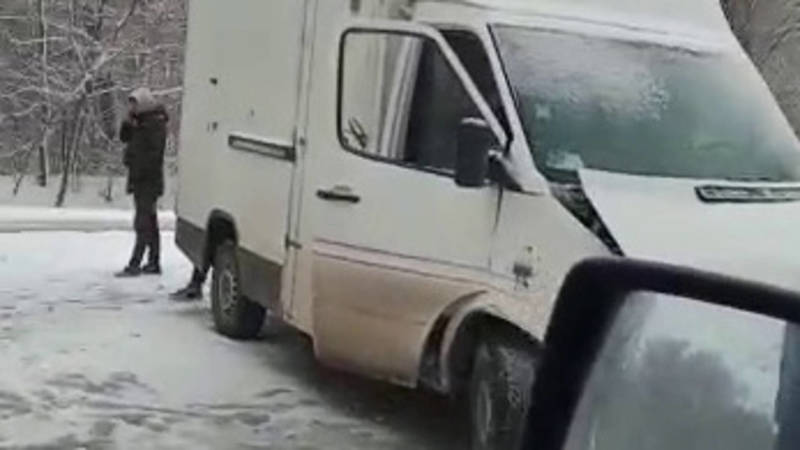 В Новопокровке столкнулись легковушка и бус. Видео с места аварии