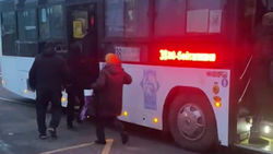 Бишкекчанка жалуется на переполненный автобус №38. Видео