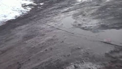 На ул.Тимура Фрунзе кабель лежит в грязи на дороге. Видео