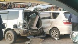 Легковушка протаранила 5 припаркованных авто возле Орто-Сайского рынка. Видео с места аварии