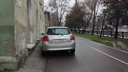 «Тойота Аурис» систематически паркуется на тротуаре на Айтматова. Фото 