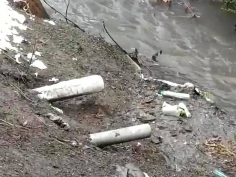 Жители Нижней Ала-Арчи сливают канализационные отходы в реку