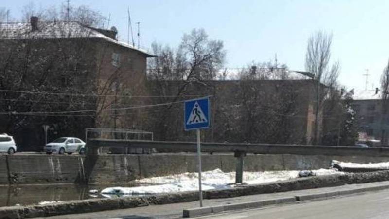 На Малдыбаева знак может упасть на дорогу. Фото