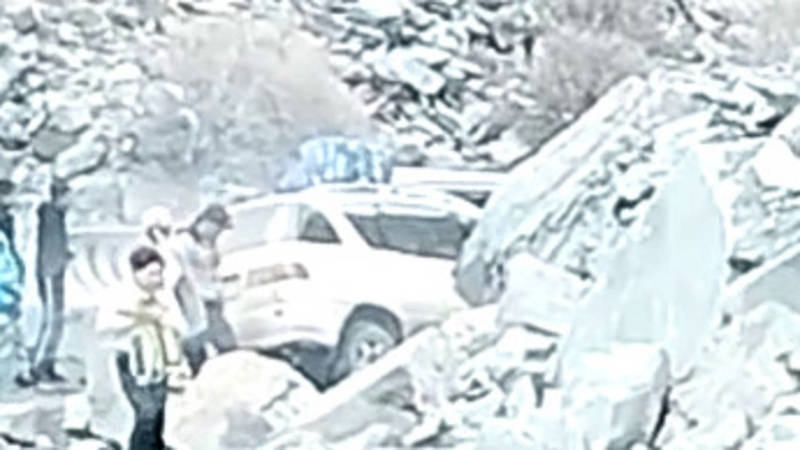 На трассе Бишкек-Ош столкнулись 3 машины. Видео с места аварии
