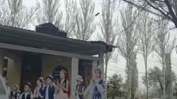 На Айтматова из-за ветра на остановке может отлететь крыша. Видео