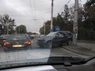 Фото — BMW X5 встал поперек дороги и перегородил полосу проезжей части