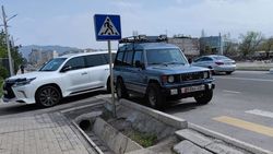 «Паджеро» припаркована в неположенном месте на Каралаева. Фото
