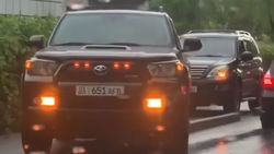 «Тойота Фораннер» и Lexus GX 470 едут по тротуару. Видео