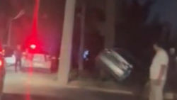 На ул.Анкара столкнулись две машины. Одна слетела с дороги и врезалась в дерево. Видео с места аварии