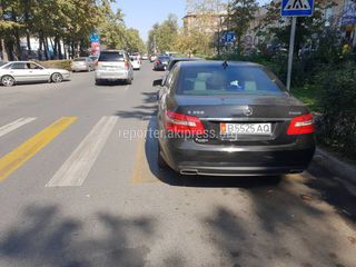 Парковка на пешеходном переходе на Тоголок Молдо-Сыдыкова