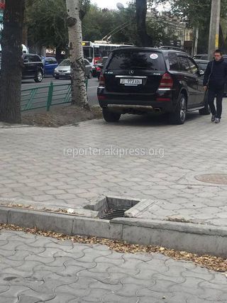 Парковка на тротуаре на ул.Байтик Баатыра